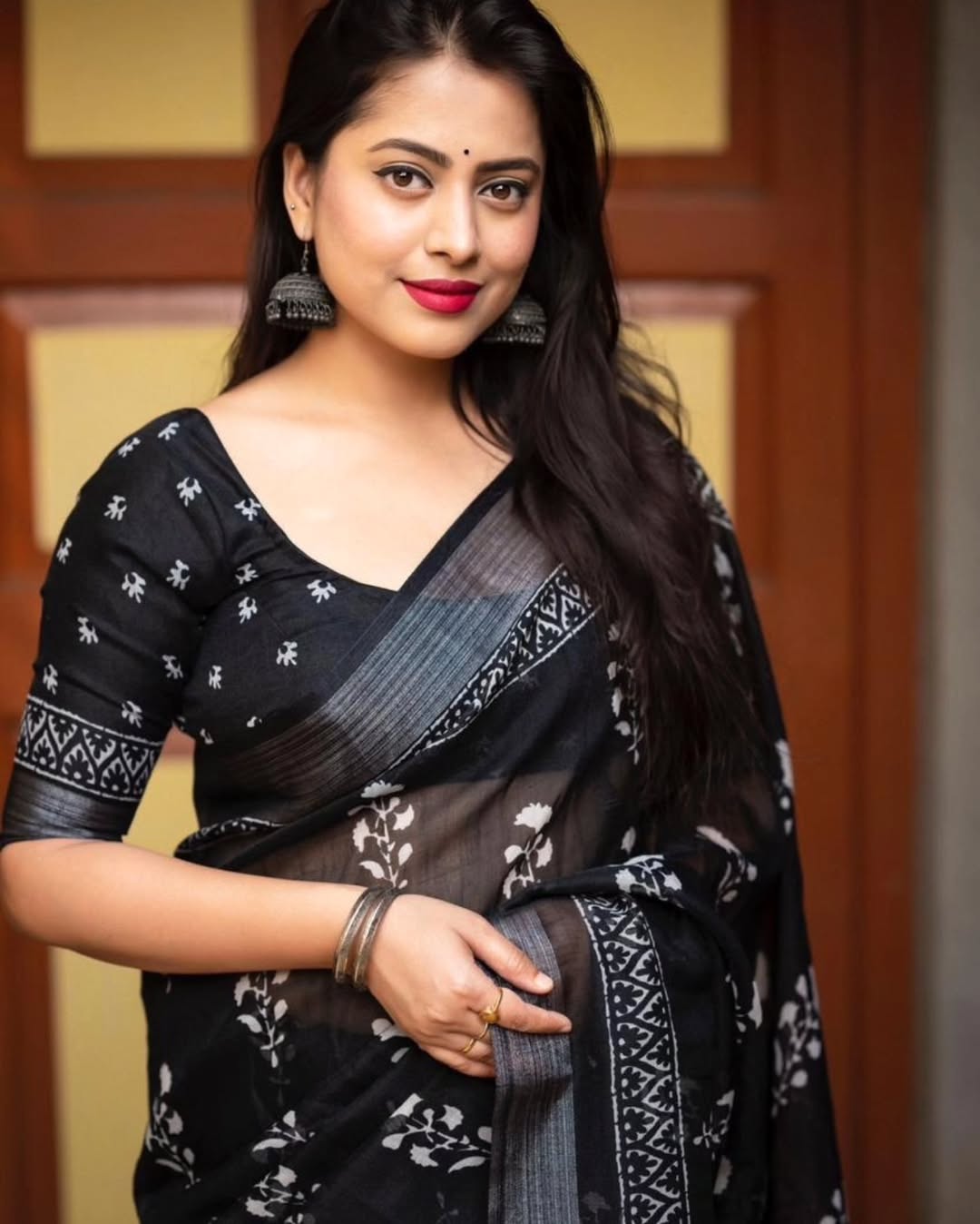 Attractive Black Linen Digital Print Saree with Blouse Piece for Women