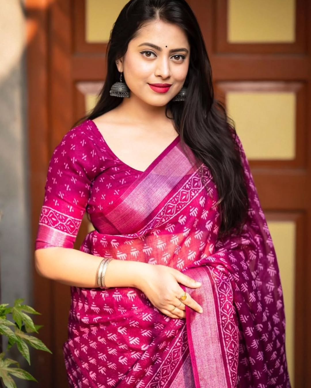 Attractive Wine Linen Digital Print Saree With Blouse Piece For Women