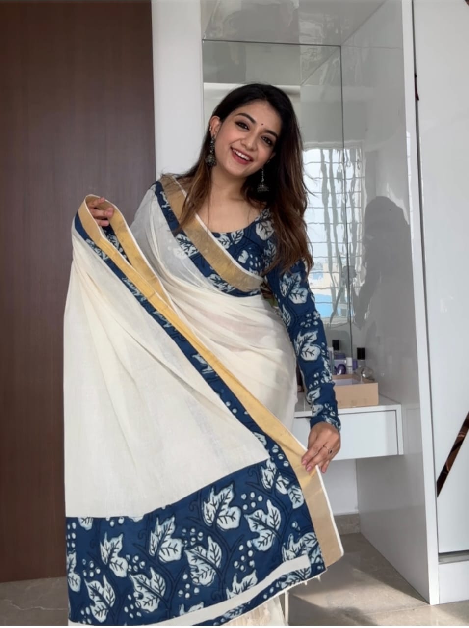 BEAUTIFUL GOLDEN JARI PATTA LINEN SAREE